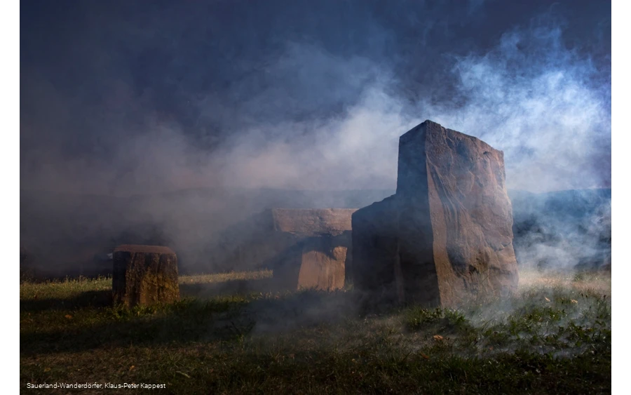 Freistuhl Medebach mit Nebel, Sauerland-Wanderdörfer