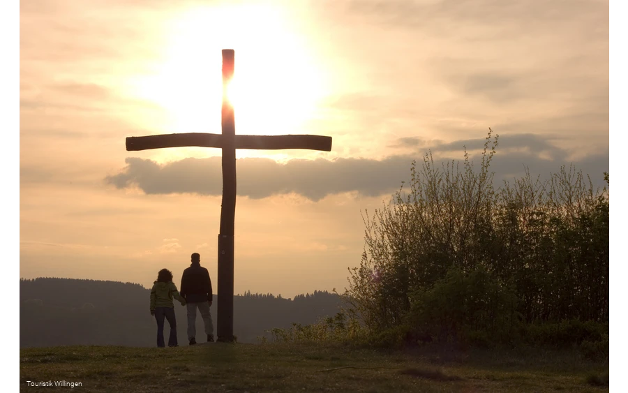 Gipfelkreuz im Sonnenuntergang
