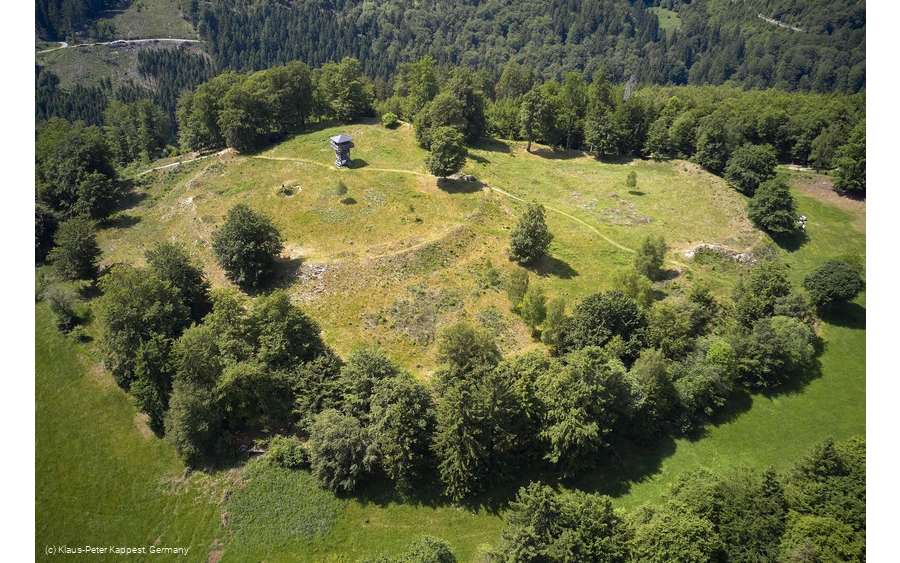 Luftaufnahme der Schwalenburg mit den Wallringen