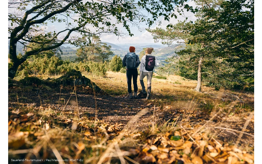 Zwei Wandererinnen genießenden Ausblick im Naturschutzgebiet Sonnenseite