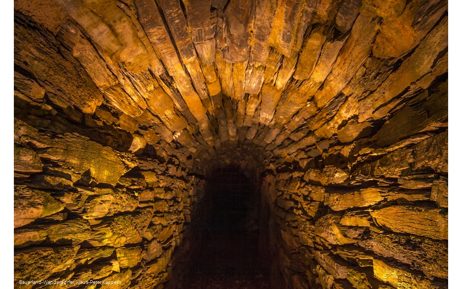 Beleuchtete Stollendecke im Philippstollen