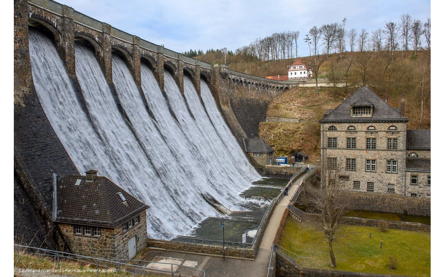 Blick auf die Diemelseestaumauer mit Überlauf