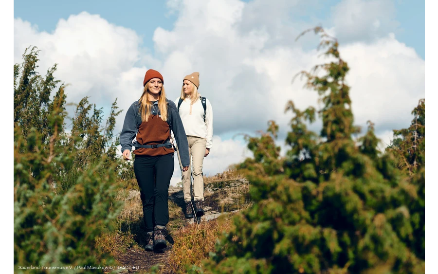 Twee wandelsters op een smal pad