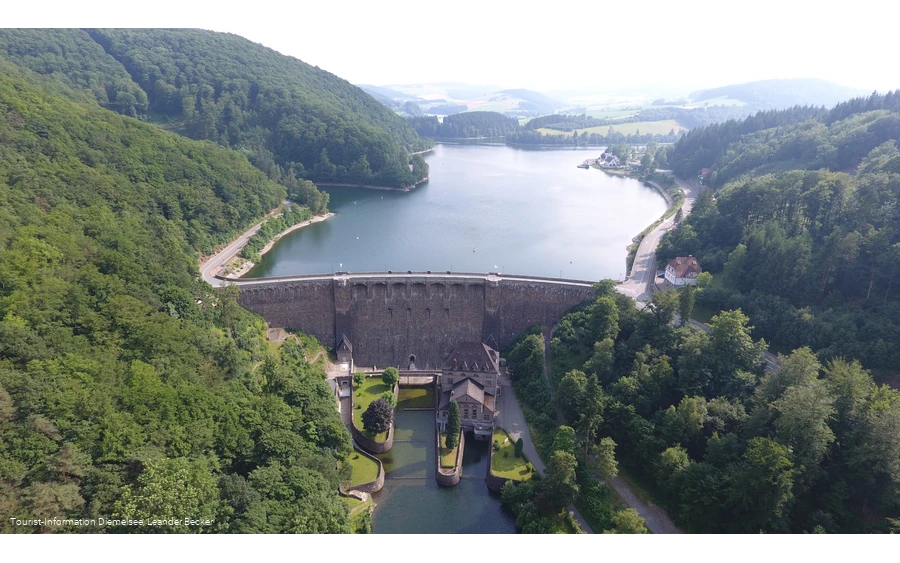 Staumauer - Leander Becker.JPG