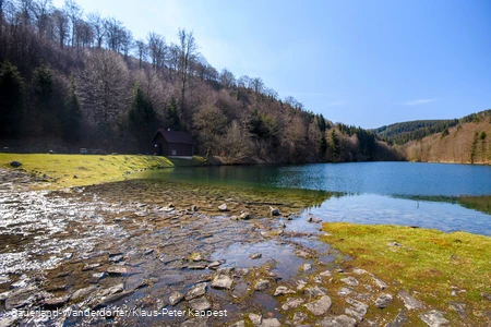 Wasserüberlauf mit Weitblick auf den am Schmalahsee