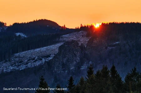 Sonnenaufgang über den Bruchhauser Steinen