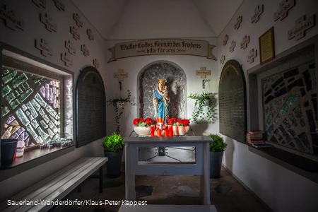 Blick auf die Mutter Gottes mit dem Jesuskind in der Friedenskapelle