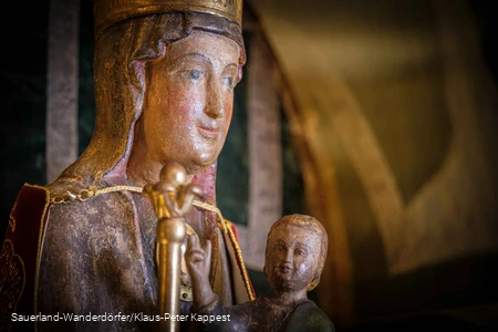 Lächende Mutter Gottes mit dem Jesuskind in der Unterkirche Hallenberg