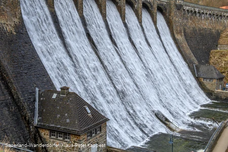 Das Wasser rauscht aus dem Überlauf der Diemelsee Staumauer