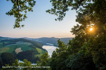 Sonnenuntergang oberhalb des Diemelsees