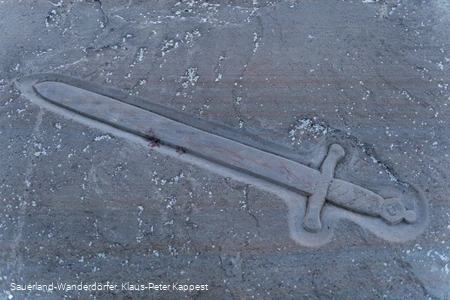 In Stein gemeisseltes Schwert am Freistuhl Düdinghausen