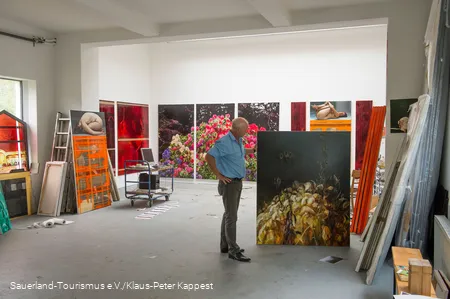 Ein Künstler zeigt seine Kunstwerke im DampfLandleute Museum in Eslohe