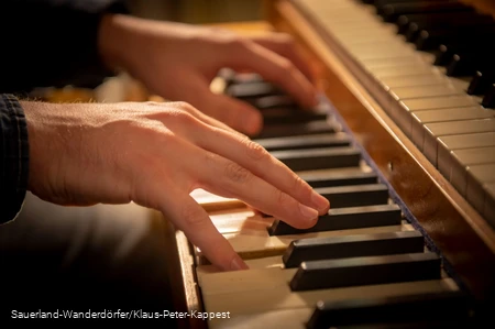 Orgelspiel auf einer der ältesten Orgeln des Sauerlandes, Kirche St. Dionysius