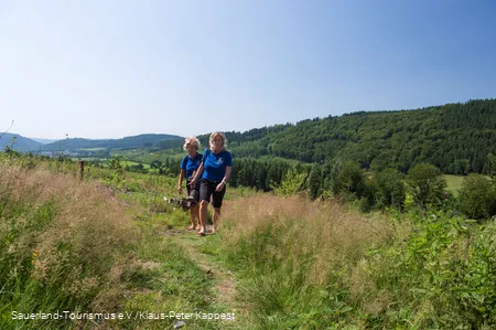Zwei Kneippanimateurinnen auf dem Olsberger Kenippweg an einem Sommertag