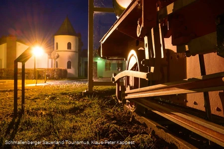 Blick in der Dämmerung auf den Museumsvorplatz