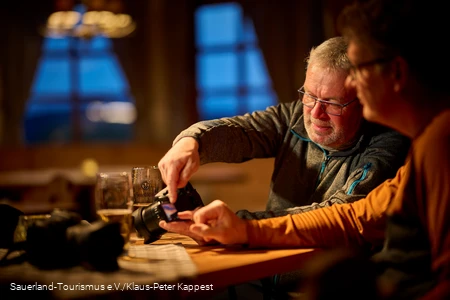 Fachgespräch über Fotografie in einer urigen Hütte in Winterberg