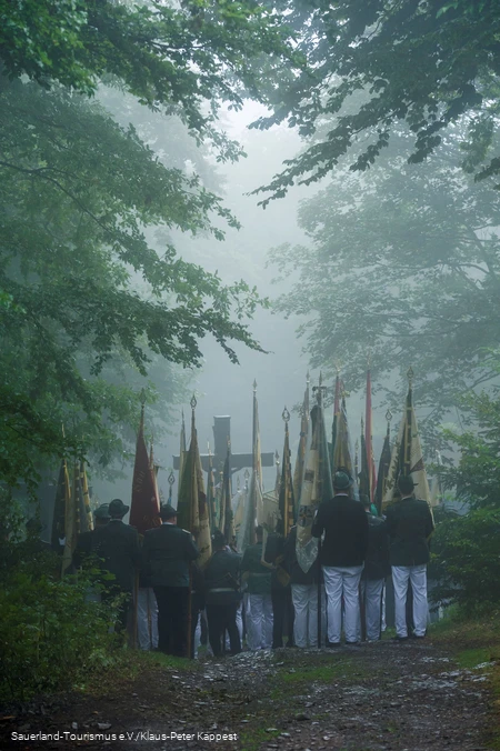 Schützen mit Fahne beim verregneten Schützenfest am Wilzenberg