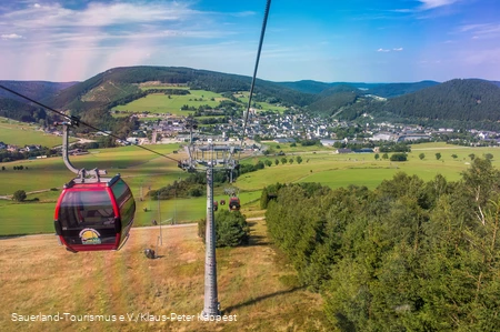 Blick aus der Ettelsbergbahn in Willingen auf die Seilbahn