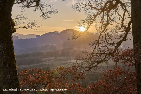 Blick vom Kahlen in die untergehende Sonne in Medebach