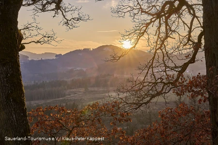 Blick vom Kahlen in die untergehende Sonne in Medebach