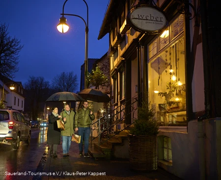 Drei Freunde beim Weihnachtsshopping in Eslohe bei Regen