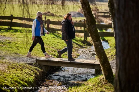 Zwei Wanderinnen auf dem Weg zur Hiebammenhütte