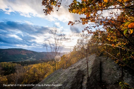 Ausblick auf das Lennetal vom Rinsleyfelsen im Herbst