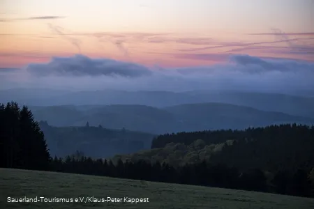 Sonnenaufgang am Krutenberg mit mächtigen Wolken im Hintergrund