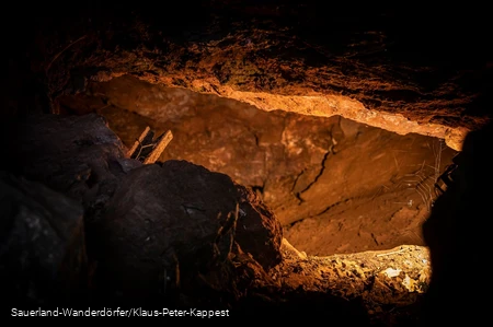 Geheimnisvoller Blick in einen Spalt