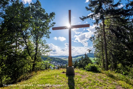 Blick vom Opolt, einem Aussichtspunkt mit einem großen Kreuz