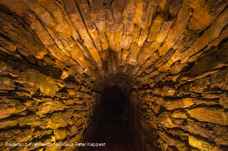 Beleuchtete Stollendecke im Philippstollen