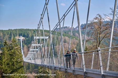 Ein Wanderpaar auf dem Skywalk im Winter