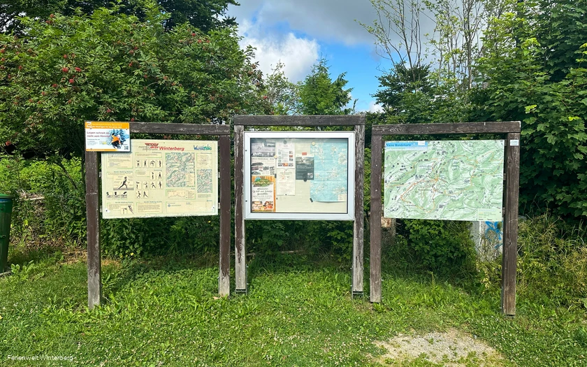 Drei Informationstafeln mit verschiedenen Informationen rund um Lenneplätze unter anderem zum Thema Wandern und Langlaufen.