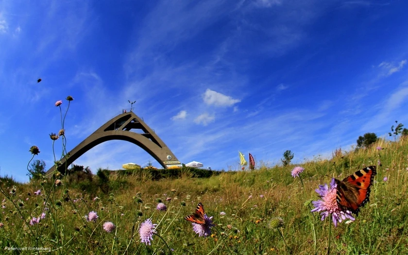 St.-Georg-Skisprungschanze bei blauem Himmel