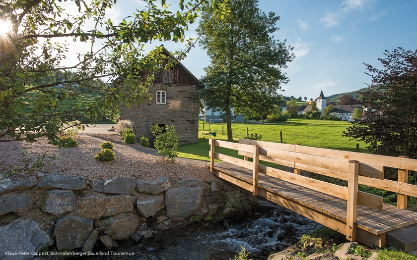 Altes Backhaus und Blick auf die St. Agatha Kirche in Oberhenneborn