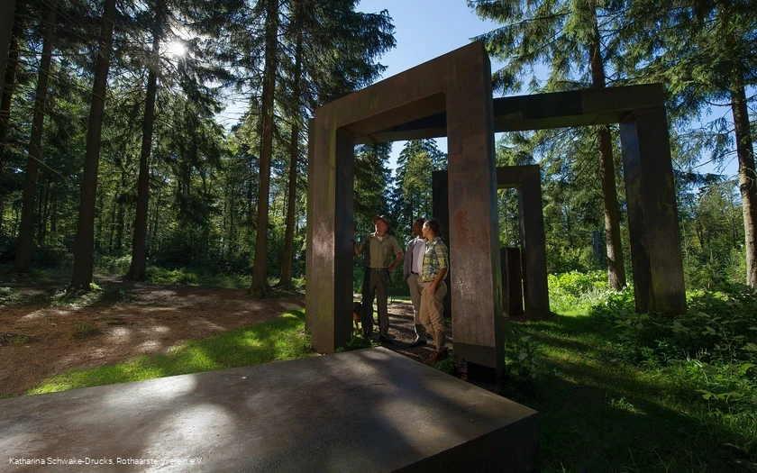 Skulptur "Kein leichtes Spiel" am Rothaarsteig