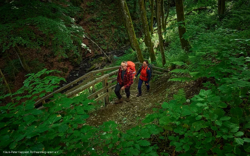 Wandernde im Helletal nahe Winterberg