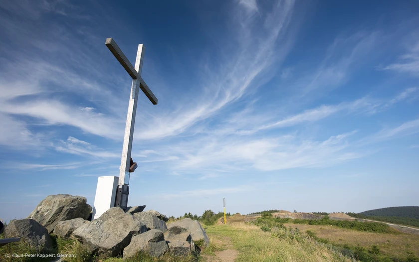 Clemensberg mit Gipfelkreuz