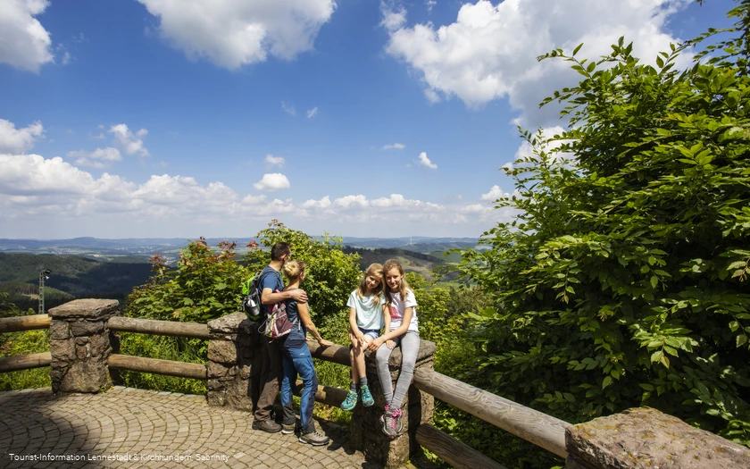 Familie macht Pause an der Hohen Bracht
