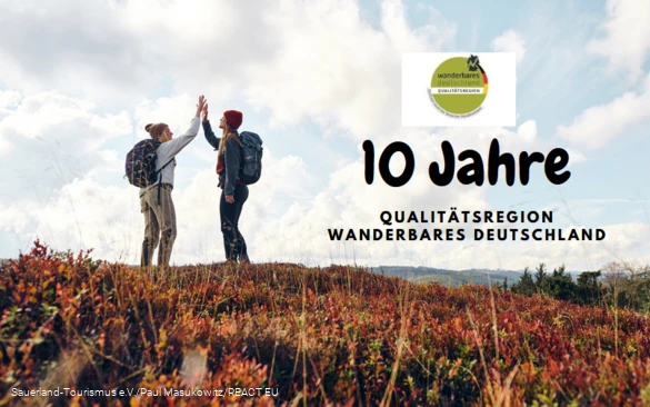 Zwei Frauen klatschen sich mit erhobenen Händen ab - 10 Jahre Qualitätsregion Wanderbares Deutschland