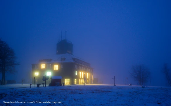 Wintermorgen auf dem Kahlen Asten mit beleuchtetem Astenturm