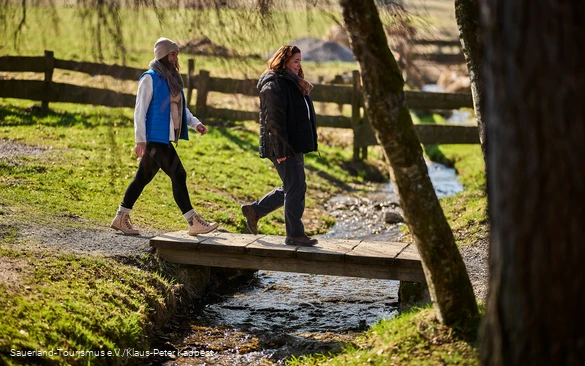 Zwei Wanderinnen auf dem Weg zur Hiebammenhütte
