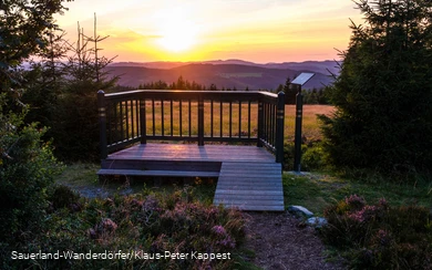 Sonnenuntergang an der Aussichtsempore am Goldenen Pfad