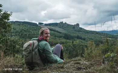 Bloggerin Janine Wenzel von gepackt&los vor den Bruchhauser Steinen
