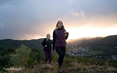Zwei Wandererinnen unterwegs im Sonnenuntergang im Sauerland