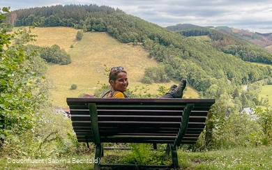 Eine Bloggerin auf einer Sauerland-Bank