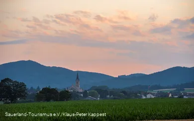 Blick auf Medebach im Abendrot