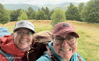 Zwei Frauen machen ein Selfie auf einer Wandertrekkingtour im Sauerland