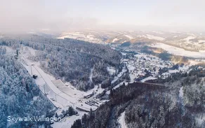 Blick auf Skywalk und Mühlenkopfschanze im Winter