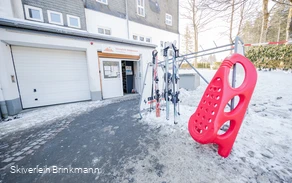 Außenansicht des Skiverleihs Brinkmann am Hostel Erlebnisberg Kappe.